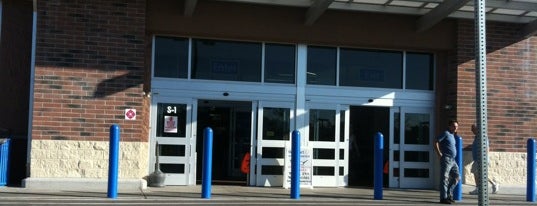 Walmart Supercenter is one of Tempat yang Disukai Terri.