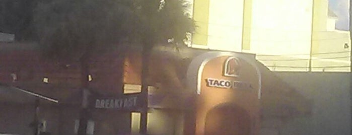 Taco Bell is one of สถานที่ที่ JR umana ถูกใจ.