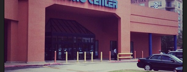 Micro Center is one of Lugares favoritos de Andres.