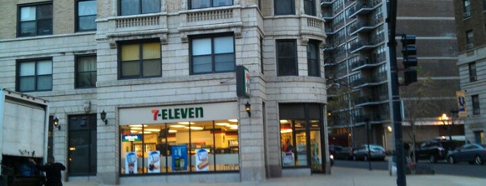 7-Eleven is one of Locais curtidos por Matt.