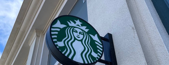 Starbucks is one of Tempat yang Disukai Santi.