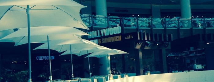 Hollywood Cafe is one of Tempat yang Disukai Nika.