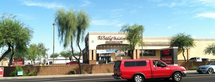 Walgreens is one of สถานที่ที่ La-Tica ถูกใจ.