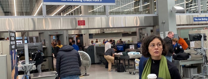 TSA Precheck Terminal 2 is one of Lieux qui ont plu à Brandon.