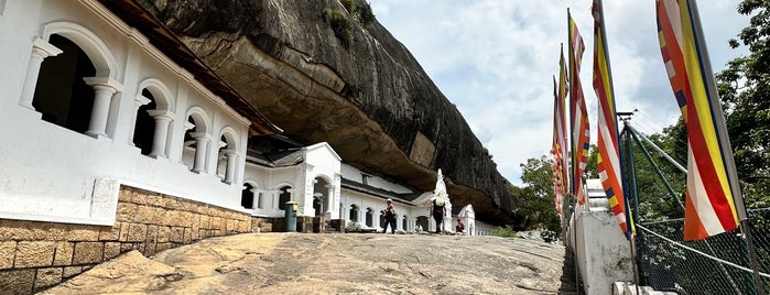 தம்புள்ளை பொற்கோவில் is one of Sri Lanca.