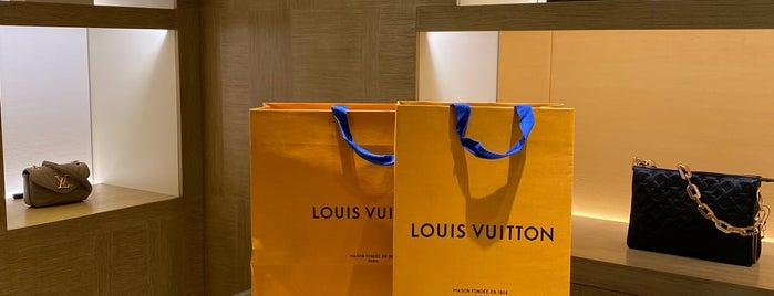 Louis Vuitton is one of Orte, die Fernando gefallen.