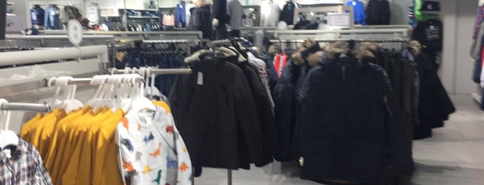 H&M is one of Kevinさんのお気に入りスポット.