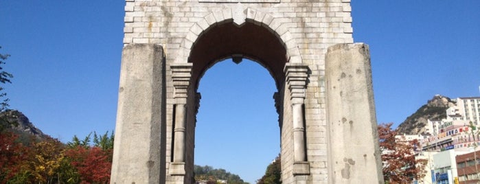 Portão da Independência is one of seoul.