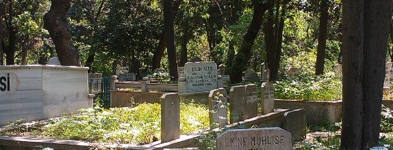 İçerenköy Mezarlığı is one of Orte, die Gökhan gefallen.