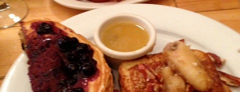 Clinton St. Baking Co. & Restaurant is one of Mosesさんの保存済みスポット.