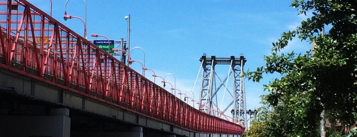 Williamsburg Bridge is one of Architecture - Great architectural experiences NYC.