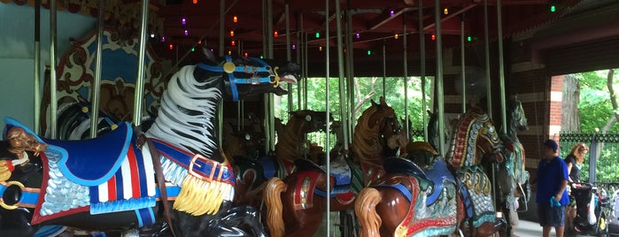 Central Park Carousel is one of Nami'nin Kaydettiği Mekanlar.
