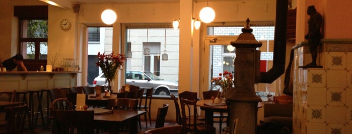 Café Sehnsucht is one of Tempat yang Disukai Denis.