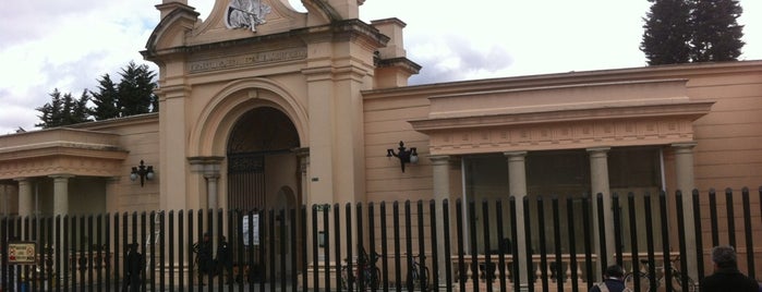 Cementerio Central is one of Guía de Bogotá.