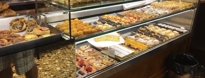 Pasticceria Bonifacio is one of Tempat yang Disukai Ale.