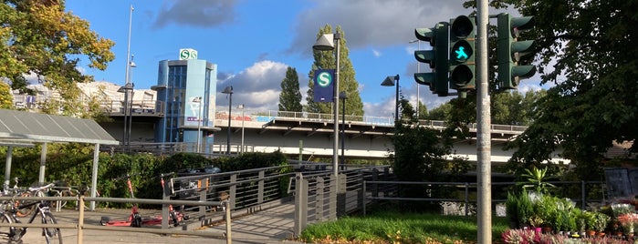 S Pankow-Heinersdorf is one of Berliner S-Bahn.