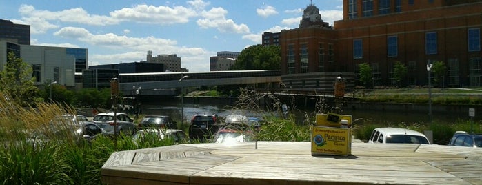 The Waterfront Bar & Grill is one of Meags's Saved Places.