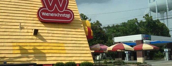 Wienerschnitzel is one of สถานที่ที่ Terri ถูกใจ.