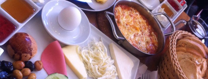 Cheese Breakfast & Coffee is one of Locais salvos de Yasemin.