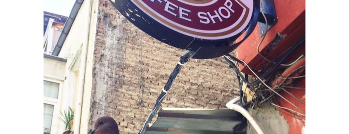 Le Chat Noir Coffee Shop is one of İstanbul Avrupa / Lezzet Noktaları.