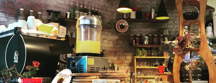 Le Chat Noir Coffee Shop is one of İstanbul'da kahve molası...