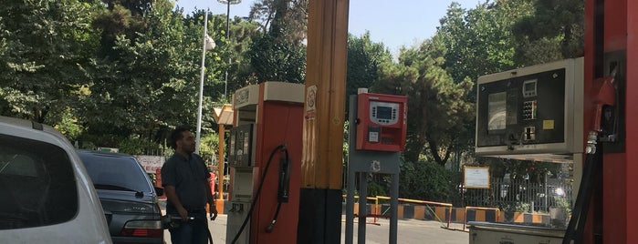 Gas Station | پمپ بنزین شریعتی is one of Hoora'nın Beğendiği Mekanlar.
