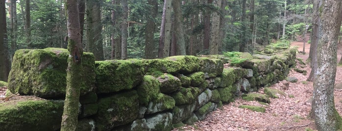 Mur Païen is one of Lieux qui ont plu à Mael.