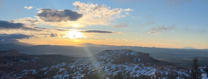 Sunrise Point is one of Bryce Canyon Must See.