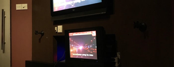 T-Rex Family Karaoke is one of Don't Stop Believin' (Lokal).