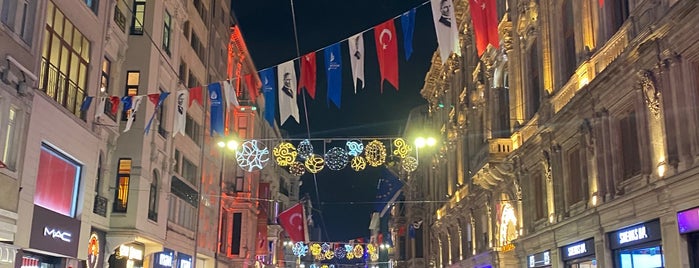 İstiklal Caddesi is one of Tempat yang Disukai Rüzgar Özkan.