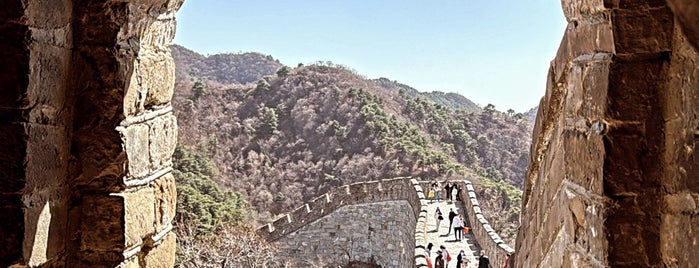 The Great Wall of China is one of Něco.