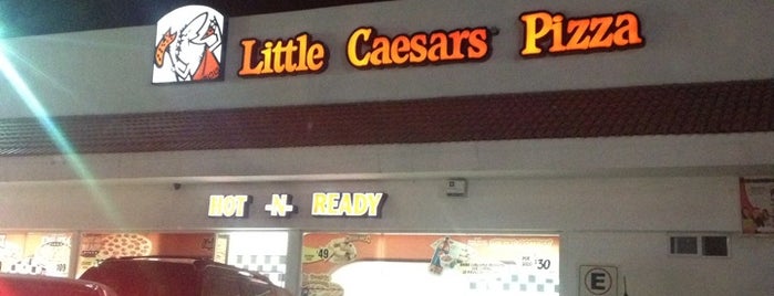 Little Caesars Pizza is one of Valente'nin Beğendiği Mekanlar.