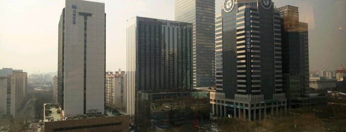 Regus - Seoul Kyobo Securities Building-Youido is one of สถานที่ที่ Yongsuk ถูกใจ.