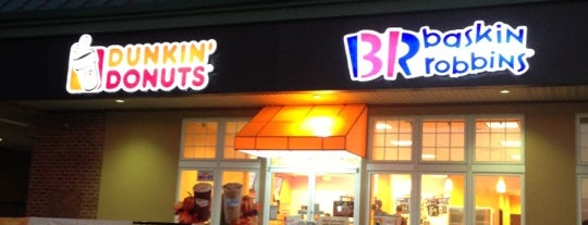 Dunkin' is one of Lugares favoritos de Debbie.