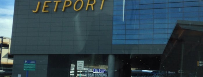 Portland International Jetport (PWM) is one of Locais curtidos por Andrew.