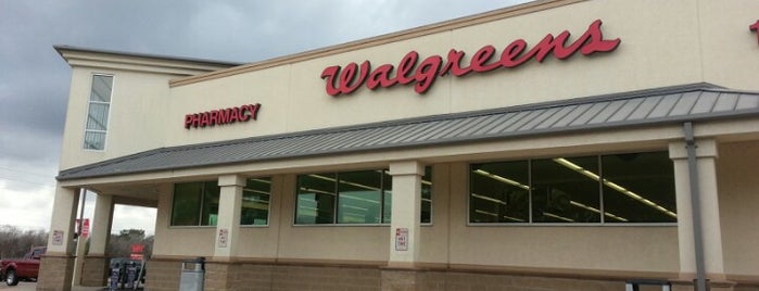 Walgreens is one of Locais curtidos por Jr..