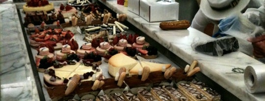 Harrods Food Halls is one of Locais curtidos por Jose.