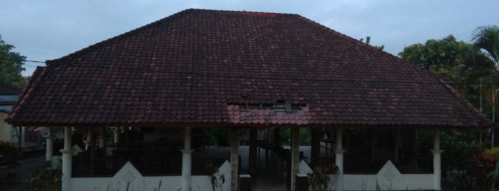 Pasar Seni Sayang Sayang is one of left footsteps at Lombok.