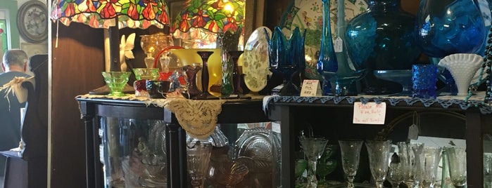 Lydia's Antiques & Stained Glass is one of Elisaさんのお気に入りスポット.
