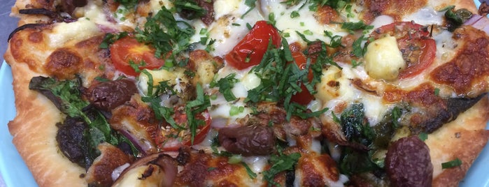 Basil Pizza and Pasta is one of Locais salvos de ThePlasticDiaries.com.
