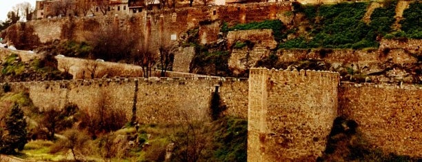 Alcázar de Toledo is one of Queen'in Kaydettiği Mekanlar.