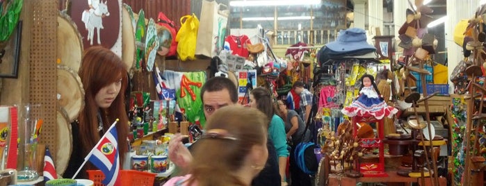 Mercado de Artesanía La Casona is one of Locais curtidos por Vanessa.