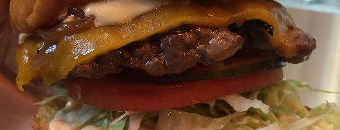 Double D Burger is one of Lugares favoritos de Robert.