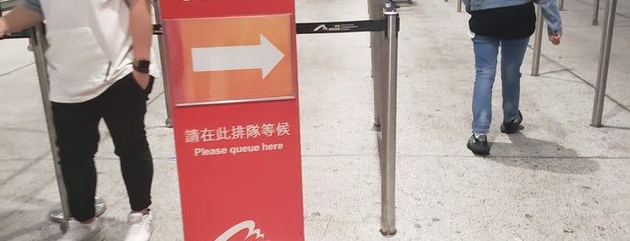 Taxi Station (Hong Kong International Airport) is one of W'ın Beğendiği Mekanlar.
