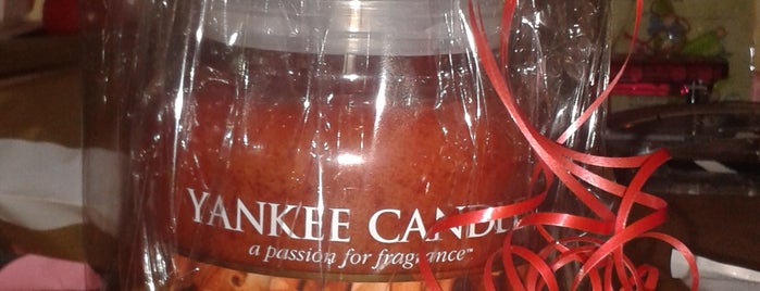 Yankee Candle Shop is one of Lugares guardados de Lucia.