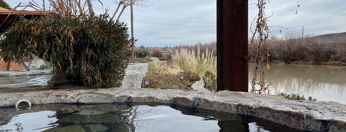 Riverbend Hot Springs is one of Chev'in Beğendiği Mekanlar.