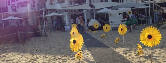 White Eivissa Beach Club is one of Tempat yang Disimpan Anna.