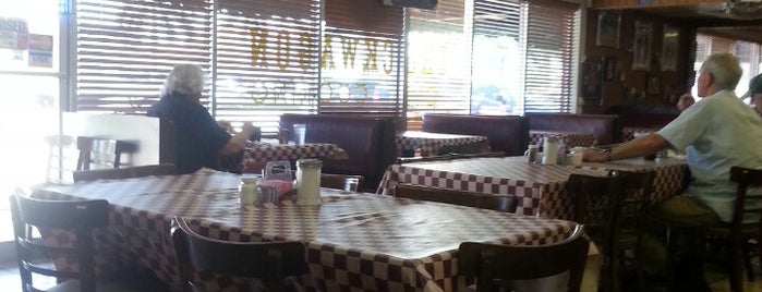 Chuckwagon Restaurant is one of Lugares favoritos de Jennifer.