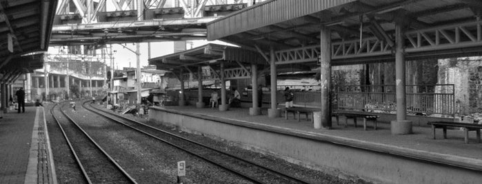 Stasiun Kampung Bandan is one of Tempat yang Disukai Vaήs 😉.
