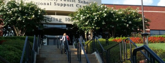 Gwinnett County Public Schools Instructional Support Center is one of สถานที่ที่ Super ถูกใจ.